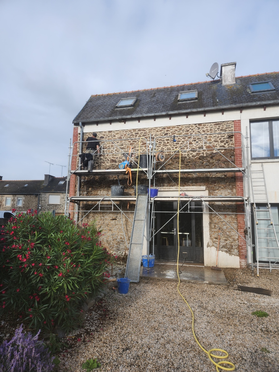 Façade en pierre avec échafaudage — ravalement en cours
