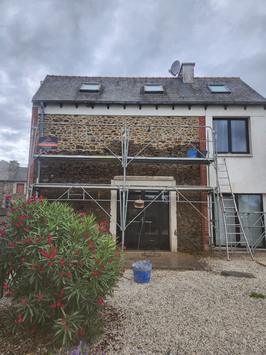 Façade en pierre — avancement des travaux de ravalement